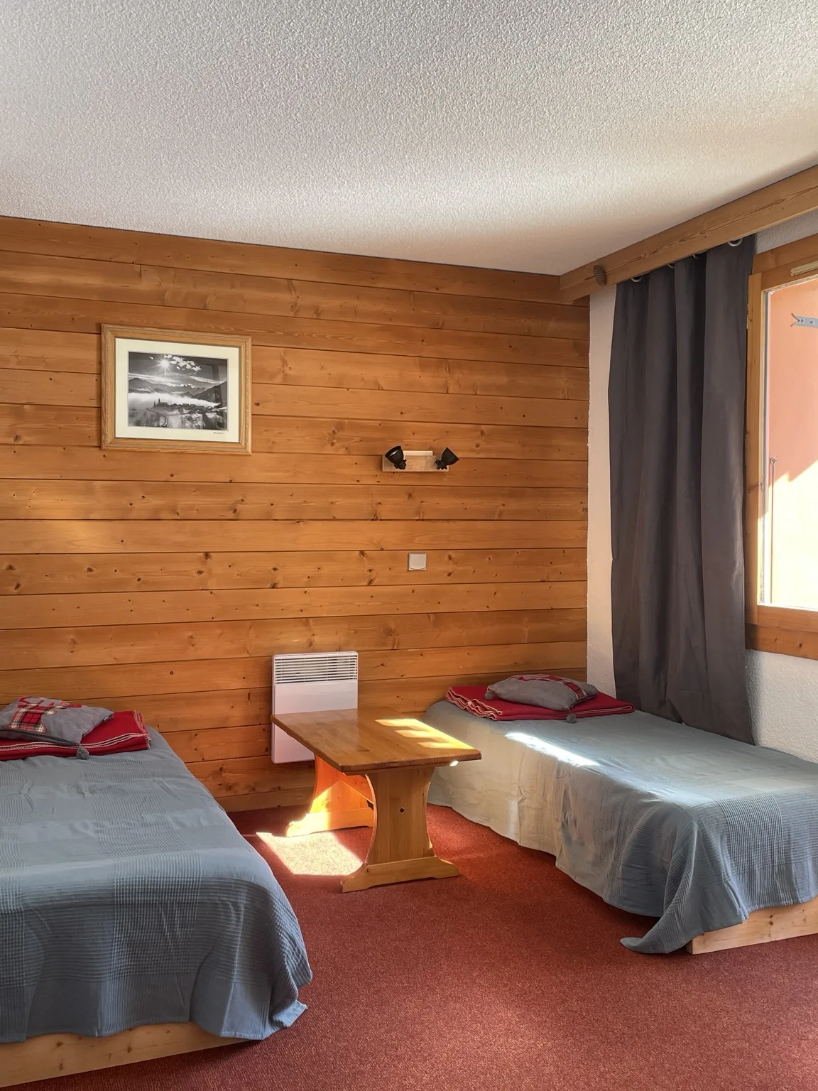 Deux lits simples et espace détente dans notre studio à Valmorel