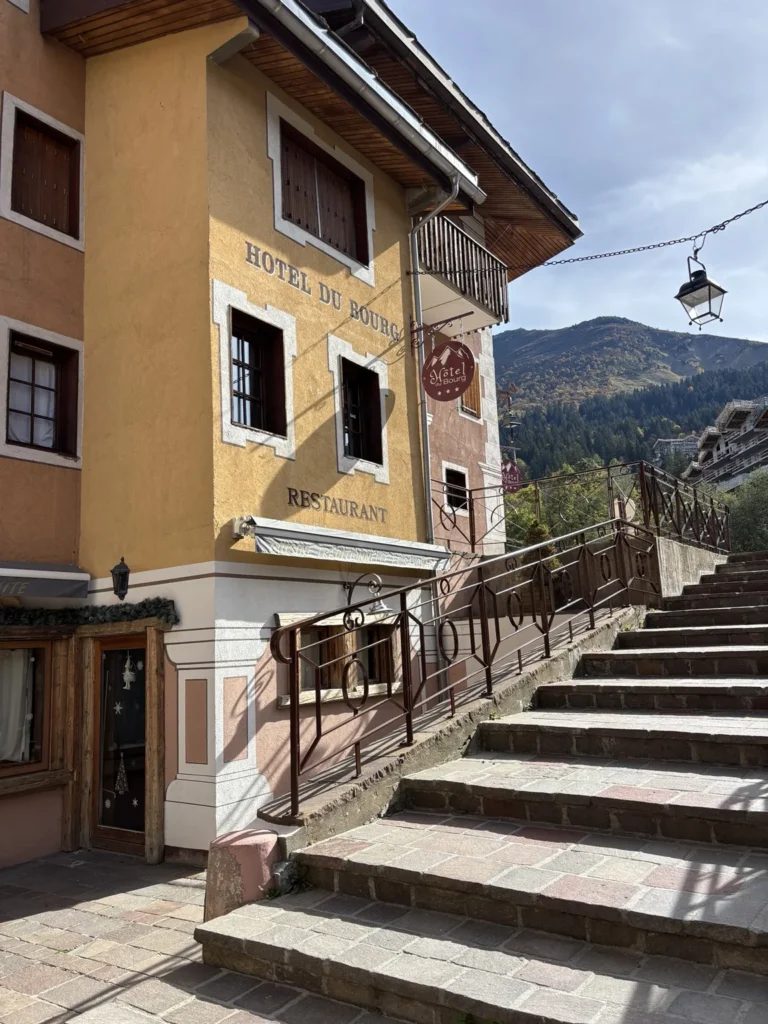 Escalier et façades du centre de Valmorel