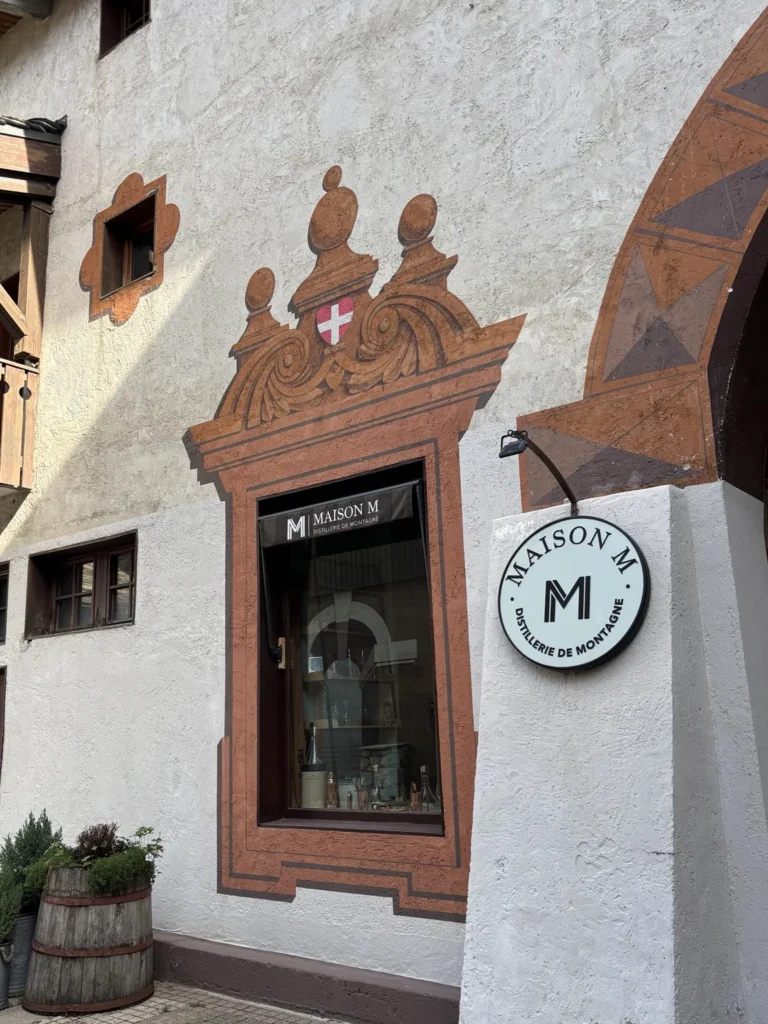 Façade décorée en trompe-l’œil dans le Bourg