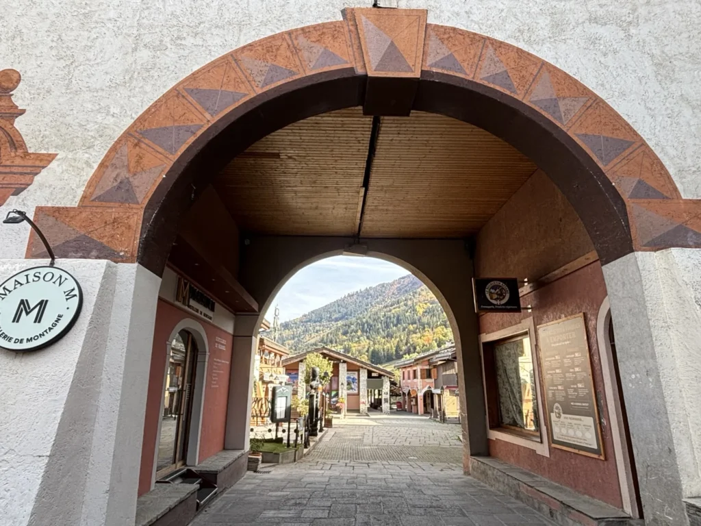 Passage voûté ouvrant sur la rue du Bourg