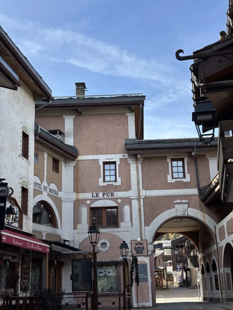 Place et arcades au centre de Valmorel