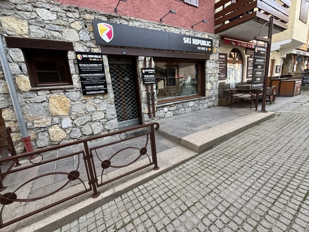 Façade d’un magasin de location de skis dans le Bourg