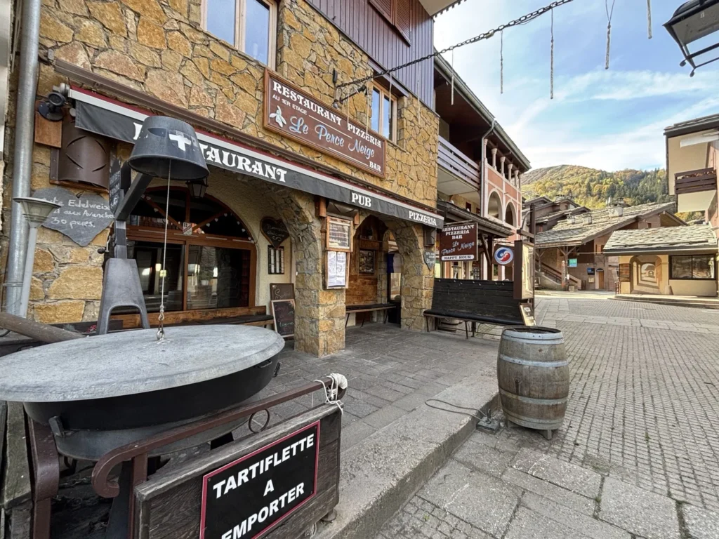 Terrasse et façade dans le Bourg de Valmorel