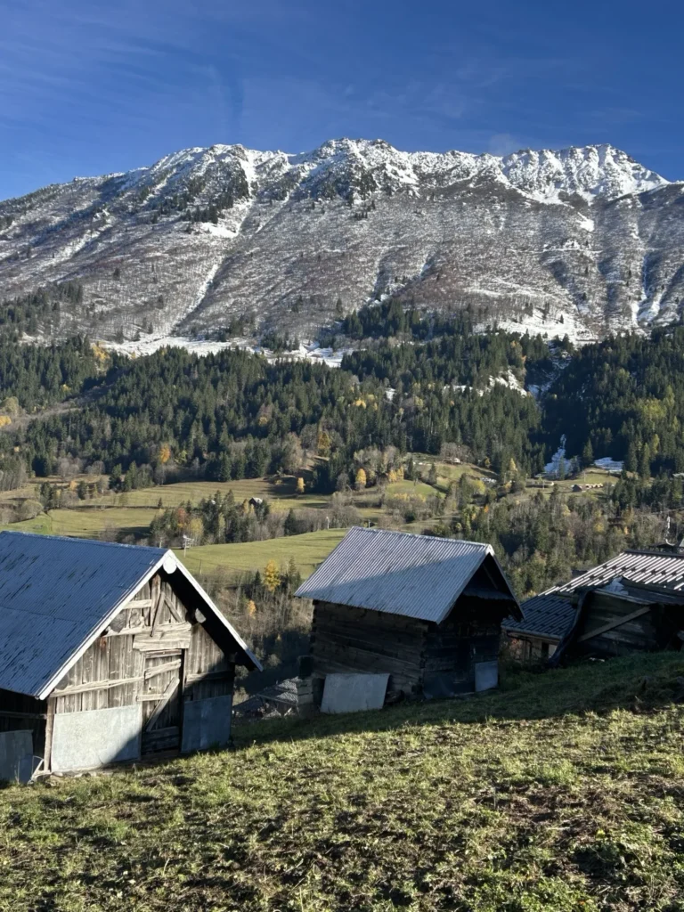 Chalets et versant de montagne aux couleurs d’automne