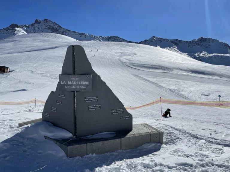 Repère du col de la Madeleine dans un paysage enneigé