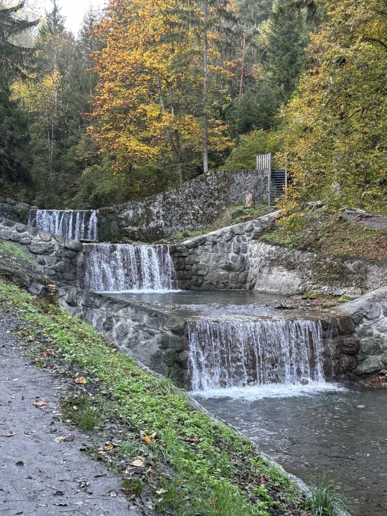 Petites cascades en paliers le long du Morel
