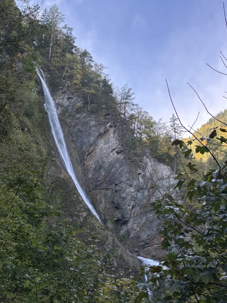 Grande cascade du Morel sur la paroi rocheuse