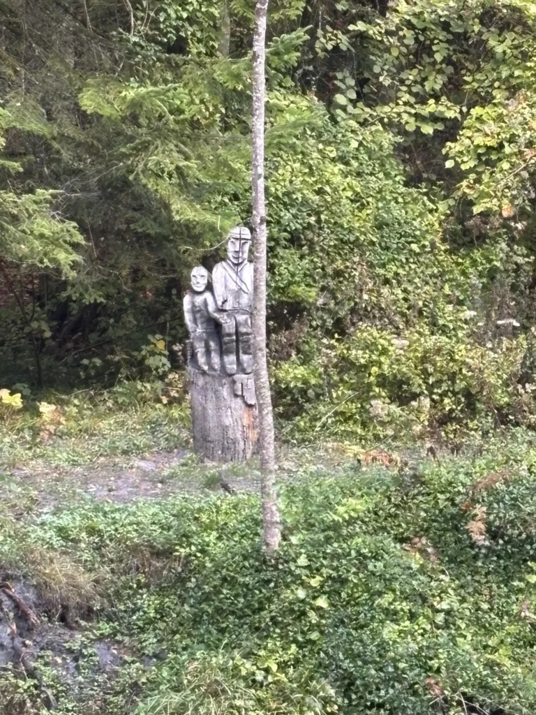 Sculpture en bois au bord du sentier du Morel