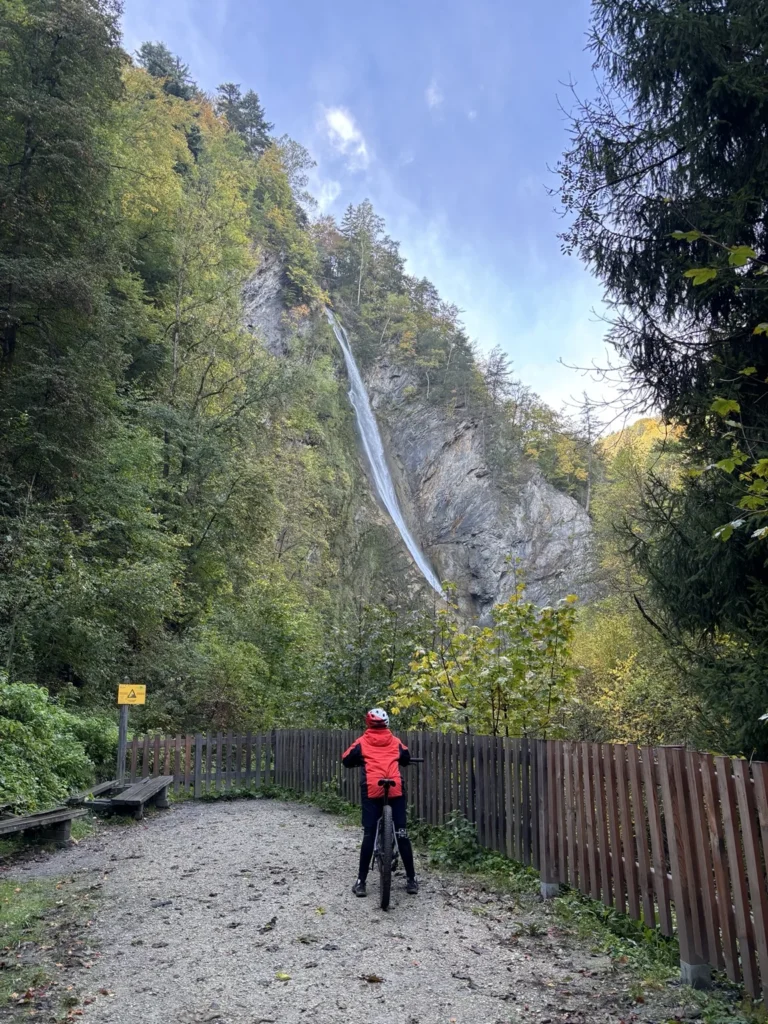 Sentier et garde-corps devant la cascade du Morel