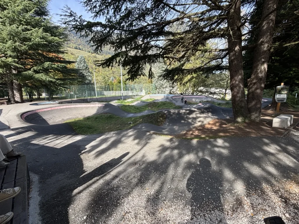 Bosses et virages du pumptrack du Morel sous les arbres