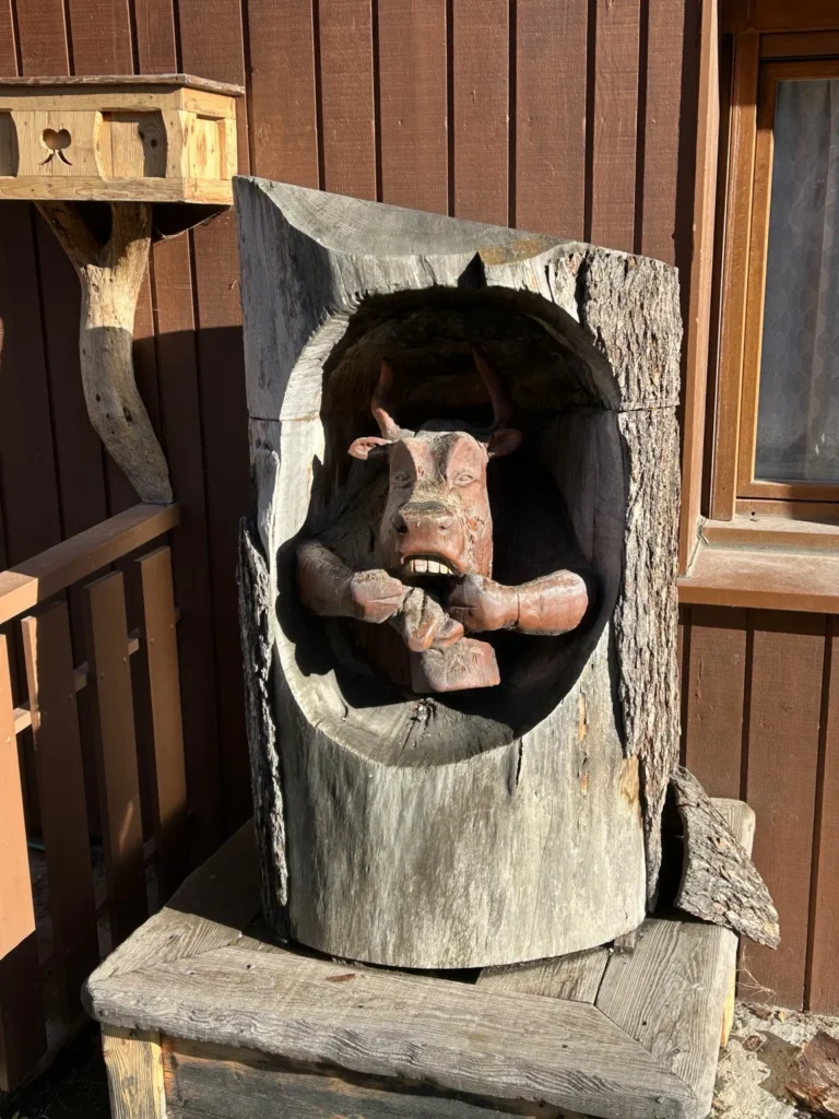 Sculpture en bois à l’entrée d’un bâtiment à Valmorel