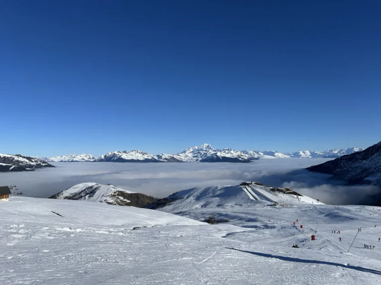 Large panorama sur les pistes de ski enneigées