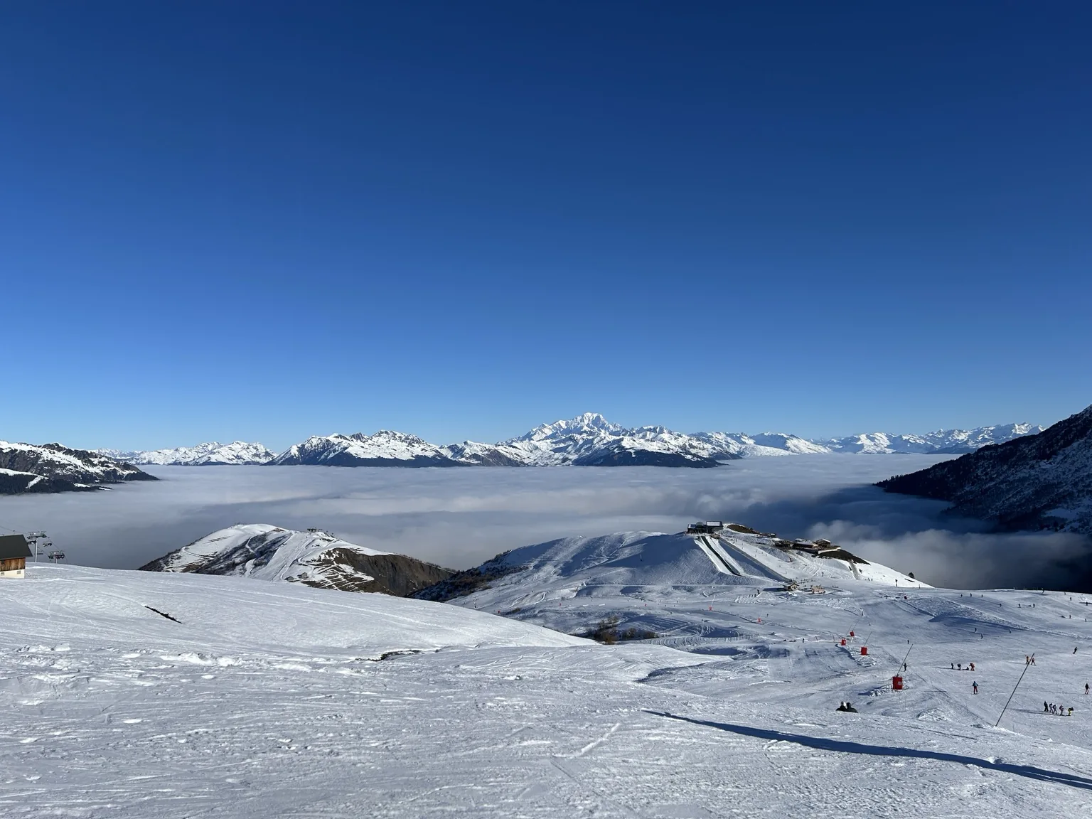 Large panorama sur les pistes de ski enneigées