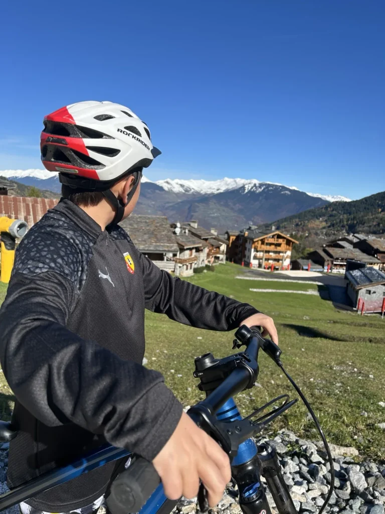 Cycliste regardant les chalets et la montagne